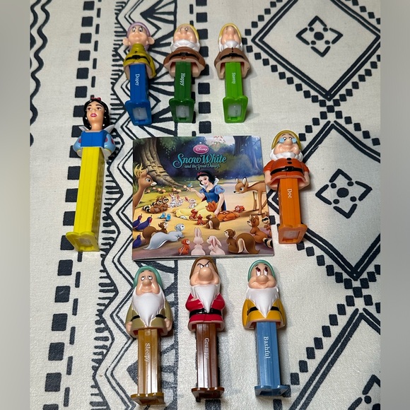 Disney Other - Snow White and the Seven Dwarfs‎ Pez Collectible set of 8 plus mini book